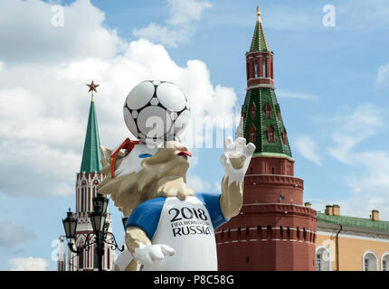 Moscou, Russie - juin, 17, 2017 La mascotte officielle de la Coupe du Monde de la FIFA 2018 et la Coupe des Confédérations 2017 Zabivaka wolf au Manège Squar Banque D'Images