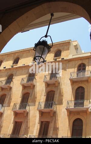 Lampe devant les bâtiments en grès rénovés, Beyrouth Banque D'Images