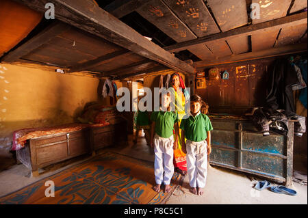 Mère avec fils à la Vallée Village, Nandhour Kundal, Uttarakhand, Inde Banque D'Images