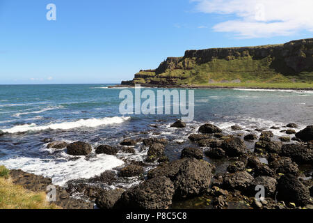 Le Giant's Causeway est une zone d'environ 40 000 colonnes de basalte d'enclenchement, le résultat d'une ancienne fissure volcanique éruption. Il est situé dans des pays Banque D'Images