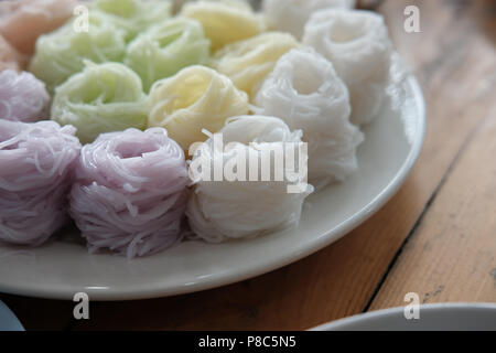 Thai colorés avec des vermicelles de couleur naturel à base de nouilles de riz. Banque D'Images