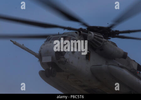 180709-M-PG096-1025 MARINE CORPS BASE CAMP PENDLETON, en Californie (9 juillet 2018) - un Corps des Marines américains CH-53E Super Stallion passe par hélicoptère au cours de formation helocast avec Marines du 1er Bataillon de Reconnaissance, et les soldats canadiens avec le Royal 22e Régiment dans le cadre de l'exercice Rim of the Pacific (RIMPAC) au large de la côte du Marine Corps Base Camp Pendleton, en Californie, le 9 juillet 2018. Helocasting est un levé technique utilisée par petite unité, les forces de reconnaissance pour l'insérer dans une zone militaire d'opérations maritimes ou point d'insertion. RIMPAC démontre la valeur des forces amphibies et Banque D'Images