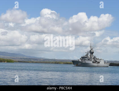 180709-N-OS584-0270 PEARL HARBOR (09 juillet 2018) La frégate de la Marine royale australienne HMAS Toowoomba (FFH 156) part Joint Base Hickam Pearl Harbor au cours de l'exercice RIMPAC 2018. Vingt-cinq nations, 46 navires, 5 sous-marins, environ 200 avions et 25 000 personnes participent à l'EXERCICE RIMPAC du 27 juin au 2 août dans et autour des îles Hawaï et la Californie du Sud. Le plus grand exercice maritime international RIMPAC, fournit une formation unique alors que la promotion et le soutien de relations de coopération entre les participants essentiels pour assurer la sécurité des voies maritimes et la sécurité des t Banque D'Images