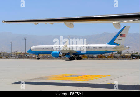 L'AÉRODROME DE BAGRAM, en Afghanistan (9 juillet 2018) -- Un avion transportant la secrétaire d'État des États-Unis, Mike Pompeo arrive à l'aérodrome de Bagram, en Afghanistan, le 9 juillet 2018. Pompeo rencontré des ambassadeurs et chefs militaires au cours de sa visite en Afghanistan. (U.S. Air Force photo de Tech. Le Sgt. Sharida Jackson) Banque D'Images