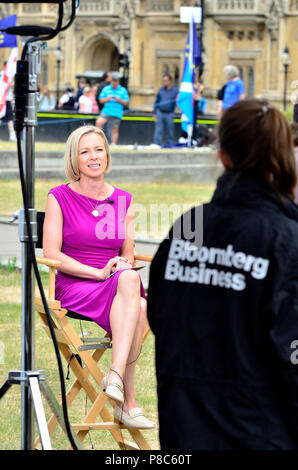 Caroline Hyde, ancrage pour affaires Bloomberg Business TV à partir de la ville de College Green, Westminster, Londres, juillet 2018 Banque D'Images