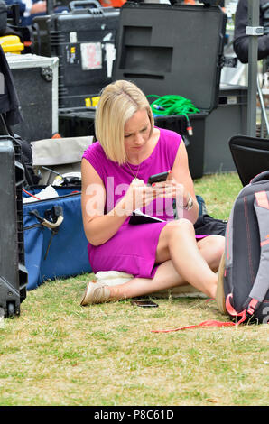 Caroline Hyde, ancrage pour affaires Bloomberg Business TV à partir de la ville de College Green, Westminster, Londres, juillet 2018 Banque D'Images