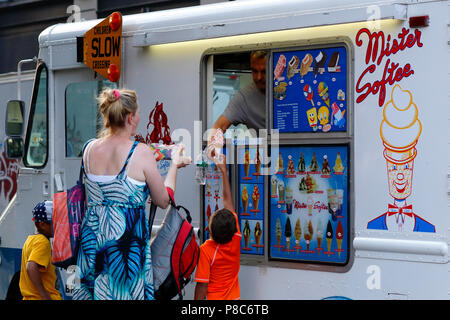 Mister Softee vendeur sert un cône à un client Banque D'Images