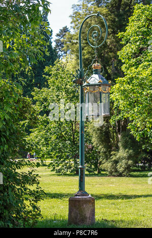 Kassel, Allemagne- Vieille lanterne dans parc du château Wilhelmshöhe Banque D'Images