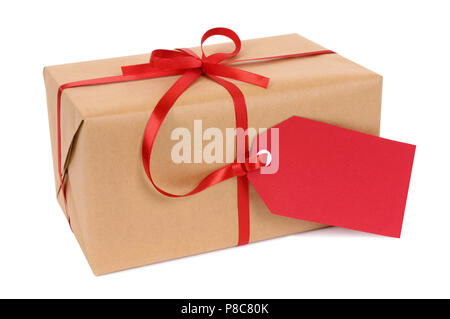 Paquet cadeau papier brun ou attaché avec du ruban rouge et gift tag isolé sur fond blanc Banque D'Images