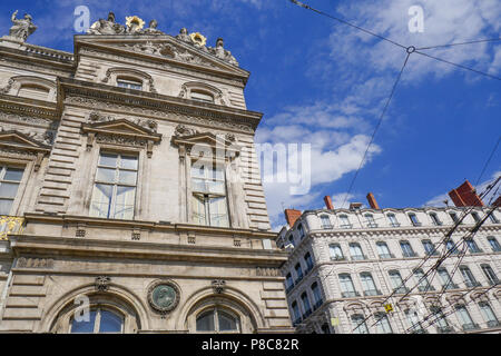 Bâtiments classiques et lignes de trolleybus, Lyon, France Banque D'Images