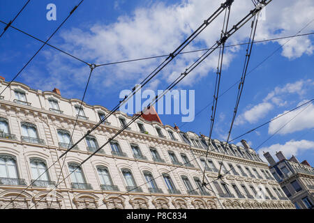 Bâtiments classiques et lignes de trolleybus, Lyon, France Banque D'Images