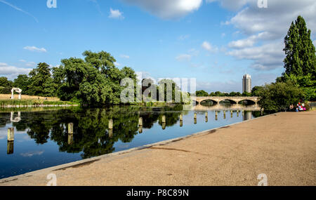 Pont sur le lac Serpentine de Hyde Park London UK Banque D'Images