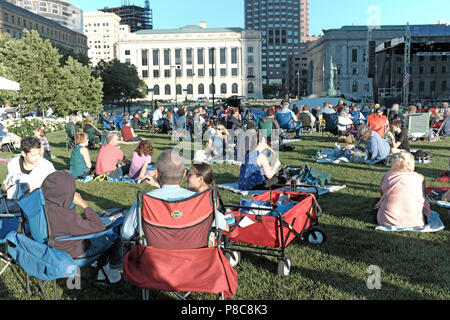 Mall B au centre-ville de Cleveland (Ohio) se remplit de personnes pour la 29e assemblée annuelle de l'Orchestre de Cleveland Star-Spangled spectaculaire sur le 6 juillet 2018. Banque D'Images