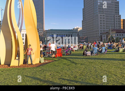 Le centre commercial urbain d'espaces verts de B au centre-ville de Cleveland, Ohio est rempli avec l'orchestre les mélomanes tandis qu'un enfant joue dans la ville des lumières l'art public. Banque D'Images