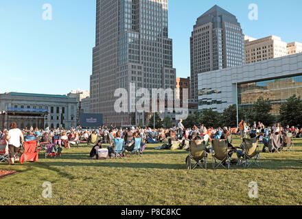 Se détendre sur le Mall B colline en attente d'un concert d'été gratuit par l'Orchestre de Cleveland, au centre-ville de Cleveland, Ohio, USA. Banque D'Images