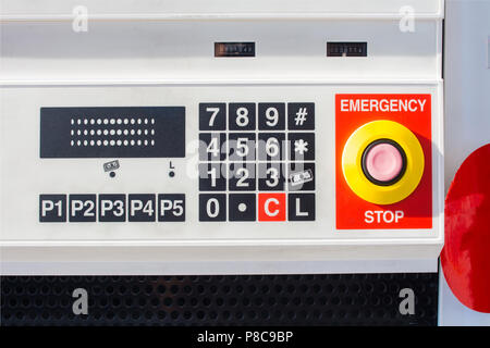 Le panneau de contrôle et de dosage de distributeurs de carburant Banque D'Images