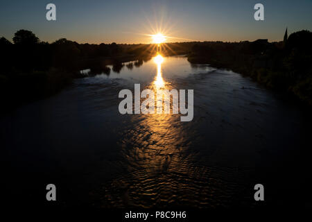 La rivière Tweed Kelso en Ecosse, juillet 2018 Vague de chaleur, faible niveau de l'eau. Soirée d'été. Le coucher du soleil, et de la turbulence dans les eaux peu profondes sur les rochers Banque D'Images