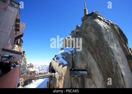 Les touristes à la plate-forme d'observation au sommet de l'Aiguille du Midi dans le massif du Mont Blanc en France Banque D'Images