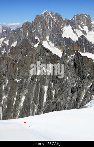 Une tente rouge agissant comme une sorte de camp de base ou station-service pour les alpinistes sur le Mont Blanc en France Banque D'Images