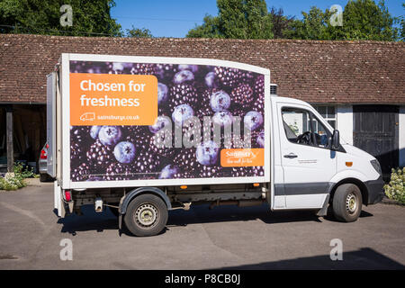 Vue latérale du camion de livraison accueil Sainsburys promouvoir en saison les fruits choisis pour la fraîcheur en UK Banque D'Images