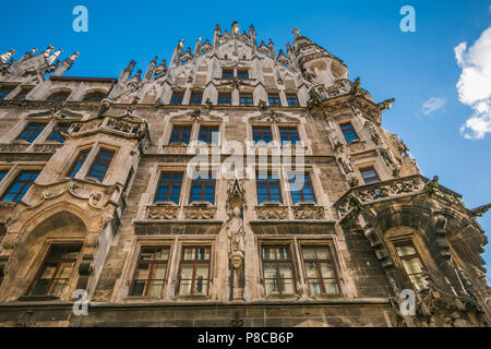 Vue sur le nouvel hôtel de ville (Neues Rathaus) bâtiment par Georg von Hauberrisser à la partie nord de Marienplatz à Munich, Bavière Banque D'Images