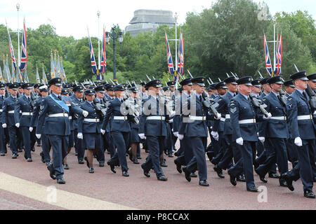 Londres, Royaume-Uni. 10 juillet, 2018. RAF100 Parade et défilé, le Mall & Buckingham Palace, London, UK, 10 juillet 2018, centenaire de l'Armée de l'air yal parade et défilé des avions de la RAF sur Londres. Credit : Riche Gold/Alamy Live News Banque D'Images
