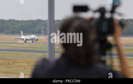 Berlin, Allemagne. 10 juillet, 2018. Un avion de la compagnie aérienne Finair atterrissage à Berlin Tegel. Liu Xia, veuve du Prix Nobel de la paix, Liu Xiaobo, est à bord de l'avion. Credit : Jörg Carstensen/dpa/Alamy Live News Banque D'Images