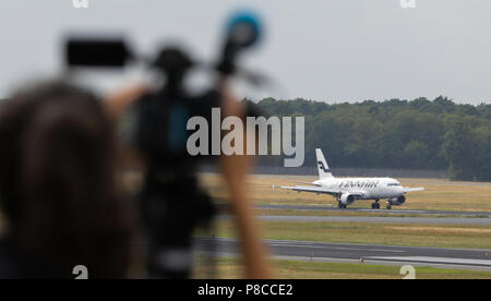 Berlin, Allemagne. 10 juillet, 2018. Un avion de la compagnie aérienne Finair atterrissage à Berlin Tegel. Liu Xia, veuve du Prix Nobel de la paix, Liu Xiaobo, est à bord de l'avion. Credit : Jörg Carstensen/dpa/Alamy Live News Banque D'Images
