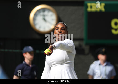 Londres, Royaume-Uni. 10 juillet 2018, l'All England Lawn Tennis et croquet Club, Londres, Angleterre ; le tennis de Wimbledon, jour 8 ; Serena Williams (USA) sert à Camila Giorgi (ITA) : Action de Crédit Plus Sport Images/Alamy Live News Banque D'Images