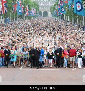 Londres, Royaume-Uni. 10 juillet, 2018. Des foules énormes descendant lentement le centre commercial vers le palais de Buckingham peu avant la RAF100. Le défilé est la plus grande concentration d'avions militaires vu au-dessus de la capitale de mémoire récente, et le plus grand jamais entrepris par la Royal Air Force (RAF). Il faisait partie d'une série de manifestations pour marquer le 100e anniversaire de la RAF et impliqués autour de 100 avions et hélicoptères, allant des avions historiques - Spitfire et Hurricane - jusqu'à la RAF, la plupart des appareils actuels. Crédit : Michael Preston/Alamy Live News Banque D'Images