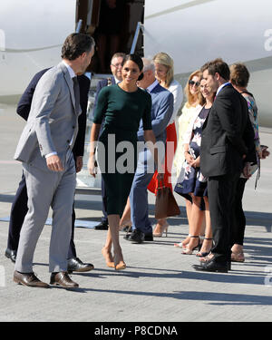 Dublin, Irlande. 10 juillet, 2018. Visite en Irlande par le duc et la duchesse de Cambridge. Le prince Harry avec son épouse Américaine, actrice de télévision convient Meghan Markle Etre accueilli par VIP's en arrivant à l'aéroport de Dublin. C'est leur première visite officielle en Irlande. Ses leur premier voyage ensemble étrangers puisqu'ils se sont mariés en mai. Photo : Eamonn Farrell/RollingNews RollingNews.ie : Crédit.ie/Alamy Live News Banque D'Images