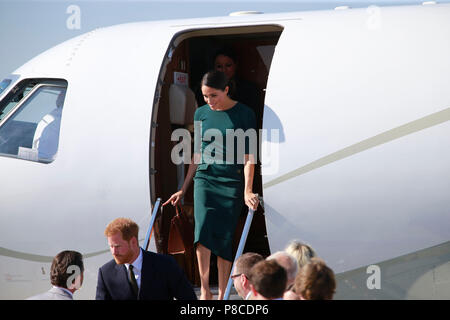 Dublin, Irlande. 10 juillet, 2018. Visite en Irlande par le duc et la duchesse de Cambridge. Le prince Harry avec son épouse Américaine, actrice de télévision convient Meghan Markle Etre accueilli par VIP's en arrivant à l'aéroport de Dublin. C'est leur première visite officielle en Irlande. Ses leur premier voyage ensemble étrangers puisqu'ils se sont mariés en mai. Photo : Eamonn Farrell/RollingNews RollingNews.ie : Crédit.ie/Alamy Live News Banque D'Images