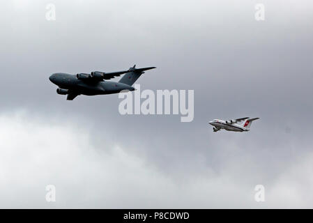 Un C17 Globemaster et un BAe 146 voler en formation sur le QE2 Parc olympique, comme par des célébrations du centenaire de la RAF Banque D'Images