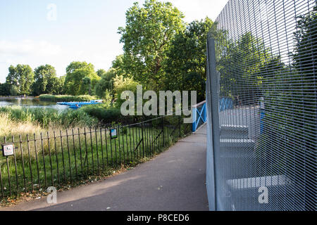 Londres, Royaume-Uni. 10 juillet, 2018. Des mesures de lutte contre le terrorisme y compris les clôtures, barrières, bornes et tourniquets ont été installés au sein de Regents Park autour de la résidence de l'ambassadeur US en préparation de la visite de M. Trump. Trump président devrait rester à la résidence de l'ambassadeur américain jeudi soir. Credit : Mark Kerrison/Alamy Live News Banque D'Images