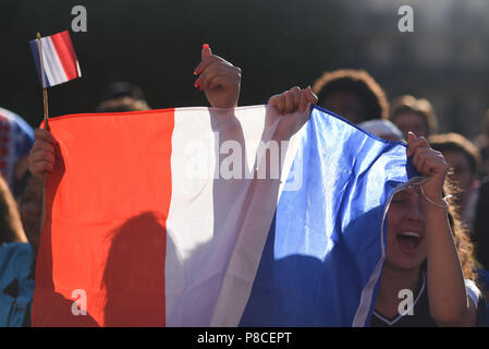 Paris, France. 10 juillet, 2018. Les partisans de l'équipe de France de football se réunissent à l'Hôtel de Ville pour regarder la demi-finale de la Coupe du Monde de football entre la France et la Belgique. Des supporters de l'equipe de France de football se rassemblent un hôtel de ville pour regarder la demi-finale de la Coupe du Monde entre la France et la Belgique. *** FRANCE / PAS DE VENTES DE MÉDIAS FRANÇAIS *** Crédit : Idealink Photography/Alamy Live News Banque D'Images