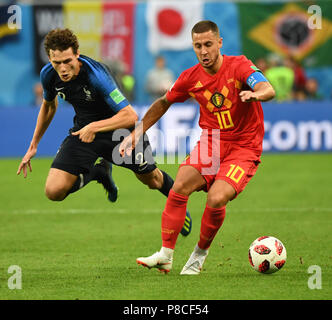 Saint Petersburg, Russie. 10 juillet, 2018. Benjamin Pavard (L) de la France rivalise avec Eden Hazard de Belgique durant la Coupe du Monde FIFA 2018 demi-finale entre la France et la Belgique en Saint Petersburg, Russie, le 10 juillet 2018. Crédit : Li Ga/Xinhua/Alamy Live News Banque D'Images