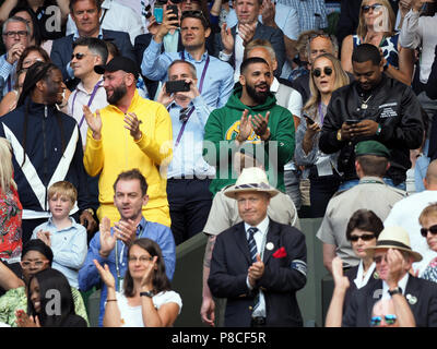 Londres, Royaume-Uni. 10 juillet, 2018. Le rappeur Drake assiste et cheers sur Serena Williams jour huit des championnats de tennis de Wimbledon à l'All England Lawn Tennis et croquet Club le 10 juillet 2018 à Londres, en Angleterre. Personnes : Drake Credit : tempêtes Media Group/Alamy Live News Banque D'Images
