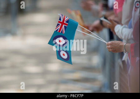 Le Mall, Londres, Royaume-Uni. 10 juillet, 2018. Célébrations du centenaire de la Royal Air Force ont lieu à Londres avec des milliers à regarder la parade et défilé aérien de gros aéronefs de la Mall. Credit : Malcolm Park/Alamy Live News. Banque D'Images