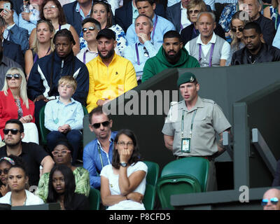Londres, Royaume-Uni. 10 juillet, 2018. Le rappeur Drake assiste et cheers sur Serena Williams jour huit des championnats de tennis de Wimbledon à l'All England Lawn Tennis et croquet Club le 10 juillet 2018 à Londres, en Angleterre. Credit : Hoo Punch/Me.Com/Media Alamy Live News Banque D'Images