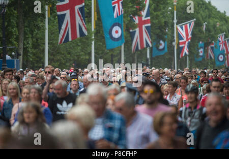 Le Mall, Londres, Royaume-Uni. 10 juillet, 2018. Célébrations du centenaire de la Royal Air Force ont lieu à Londres avec des milliers à regarder la parade et défilé aérien de gros aéronefs de la Mall. Credit : Malcolm Park/Alamy Live News. Banque D'Images