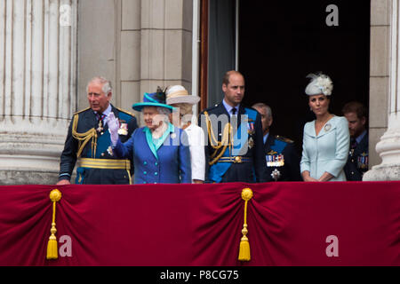 Les Royals regarder les célébrations de la RAF 100 depuis le balcon de Buckingham Palace. Banque D'Images