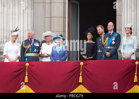 Les Royals regarder les célébrations de la RAF 100 depuis le balcon de Buckingham Palace. Banque D'Images