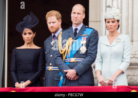 Les Royals regarder les célébrations de la RAF 100 depuis le balcon de Buckingham Palace. Banque D'Images