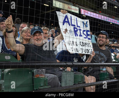 Harvey Kranzler, gauche, de New York et Jeffrey Kranzler, droit de Silver Spring, Maryland, droite, tenir un signe pendant les Yankees de New York contre le Baltimore Orioles à l'Oriole Park at Camden Yards de Baltimore, MD, le lundi 9 juillet 2018. Les Yankees ont gagné le match 10 - 2. Credit : Ron Sachs/CNP (restriction : NO New York ou le New Jersey Journaux ou journaux dans un rayon de 75 km de la ville de New York) dans le monde entier d'utilisation | Banque D'Images