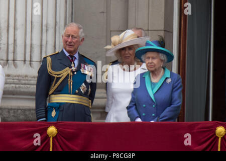 Les Royals regarder les célébrations de la RAF 100 depuis le balcon de Buckingham Palace. Banque D'Images