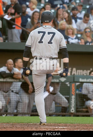 La météo. 31 mai, 2018. Le voltigeur des Yankees de New York Clint Frazier (77) brise son bat sur son genou après avoir rayé dans la huitième manche contre les Orioles de Baltimore à l'Oriole Park at Camden Yards de Baltimore, MD, le lundi 9 juillet 2018. C'est le jeu initialement prévu pour le 31 mai 2018, qui a été reportée en raison de la météo. Les orioles a gagné le match 5 - 4. Credit : Ron Sachs/CNP (restriction : NO New York ou le New Jersey Journaux ou journaux dans un rayon de 75 km de la ville de New York) | Conditions de crédit dans le monde entier : dpa/Alamy Live News Banque D'Images