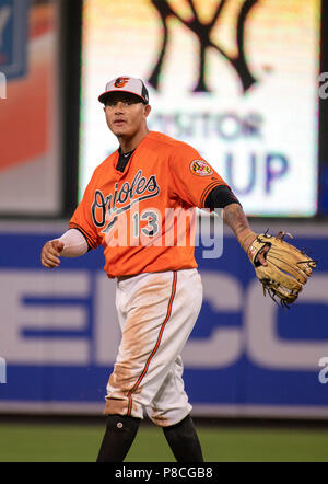 Baltimore, États-Unis d'Amérique. 09 juillet, 2018. L'arrêt-court Des Orioles de Baltimore Manny Machado (13) Promenades à sa position pour démarrer la neuvième manche contre les Yankees de New York à l'Oriole Park at Camden Yards de Baltimore, MD, le lundi 9 juillet 2018. Les Yankees ont gagné le match 10 - 2. Credit : Ron Sachs/CNP (restriction : NO New York ou le New Jersey Journaux ou journaux dans un rayon de 75 km de la ville de New York) | Conditions de crédit dans le monde entier : dpa/Alamy Live News Banque D'Images