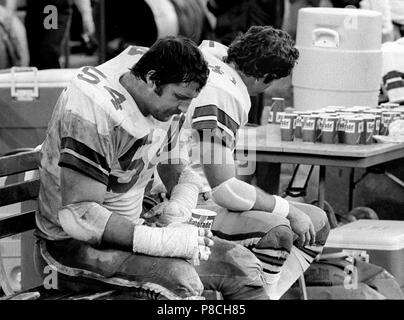 San Francisco, Californie, USA. 10 janvier, 1982. San Francisco 49ers vs Dallas Cowboys à Candlestick Park, dimanche 10 janvier. 1982. 49ers beat Cowboys 28-27 Championnat de conférence. Le secondeur Dallas Cowboys Randy White (54) sur le banc. Crédit : Al Golub/ZUMA/Alamy Fil Live News Banque D'Images