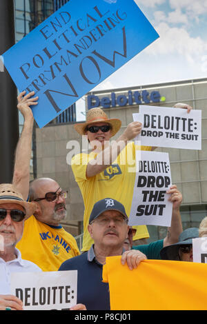 Detroit, Michigan, USA - 10 juillet 2018 - Des militants du groupe de citoyens représentent.Us piquet le bureau du cabinet de services financiers Deloitte pour protester contre le rôle de l'associé responsable de la marque Davidoff, en essayant d'enlever un découpage arbitraire de l'initiative de vote du Michigan. Crédit : Jim West/Alamy Live News Banque D'Images