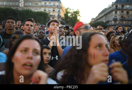 10 juillet 2018 - Paris, France : Les partisans de l'équipe de France de football se réunissent à l'Hôtel de Ville pour regarder la demi-finale de la Coupe du Monde de football entre la France et la Belgique. Des supporters de l'equipe de France de football se rassemblent un hôtel de ville pour regarder la demi-finale de la Coupe du Monde entre la France et la Belgique. *** FRANCE / PAS DE VENTES DE MÉDIAS FRANÇAIS *** Crédit : Idealink Photography/Alamy Live News Banque D'Images